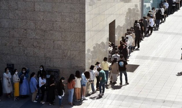 Κορονοϊός - Νότια Κορέα: Απίστευτες εικόνες - Δείτε τι έγινε έξω από κατάστημα της Chanel