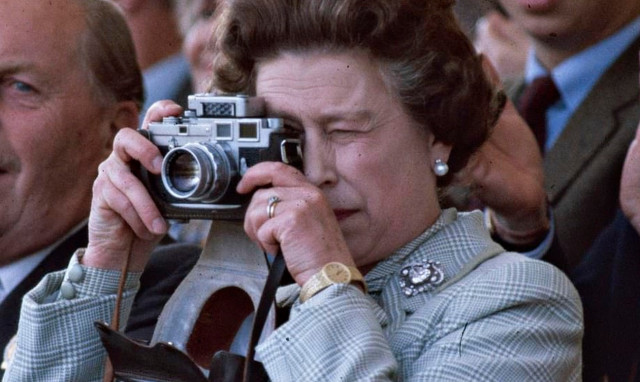 Δείτε σπάνιες φωτογραφίες της βασίλισσας Ελισάβετ - Τι έχει αλλάξει στην εμφάνισή της (pics)