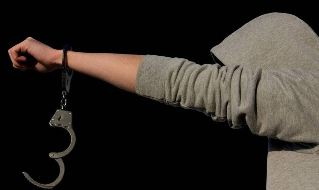 Λαμία: Ληστής ανέβηκε στα... κεραμίδια της στέγης για να γλιτώσει τη σύλληψη