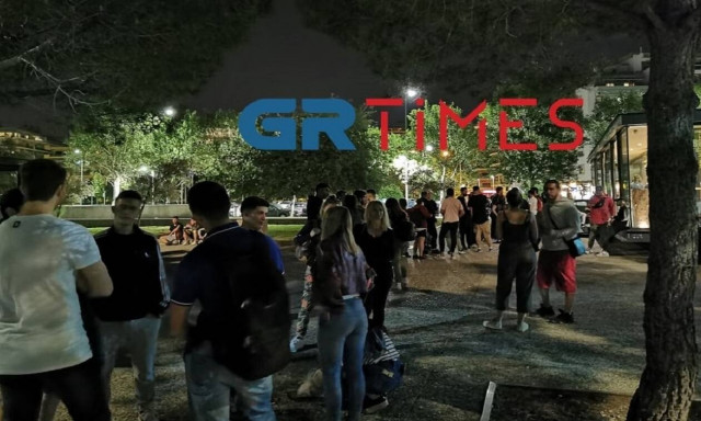 Κορονοϊός: Ξεθάρεψαν στη Θεσσαλονίκη - Ξανά με ποτά έξω από καταστήματα - Επέμβαση της ΕΛ.ΑΣ.