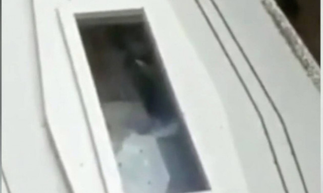 Ανατριχίλα: Πτώμα «χαιρετάει» μέσα από το φέρετρο την ώρα της κηδείας (video)