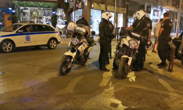 Θεσσαλονίκη: Με ποτά έξω από καταστήματα… μέχρι που ήρθε η αστυνομία (pics+vid)