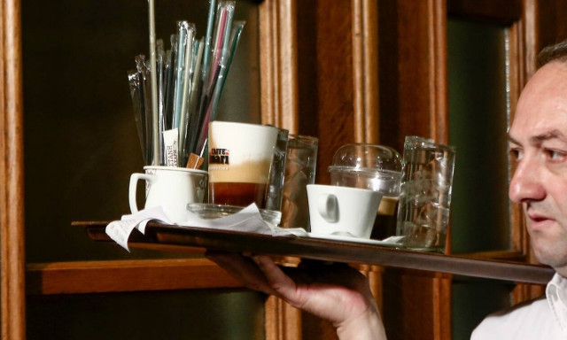 Έρχονται μειώσεις ΦΠΑ σε καφέ, αναψυκτικά, τσάι και εισιτήρια-Τα μέτρα για να «ανασάνει» ο τουρισμός