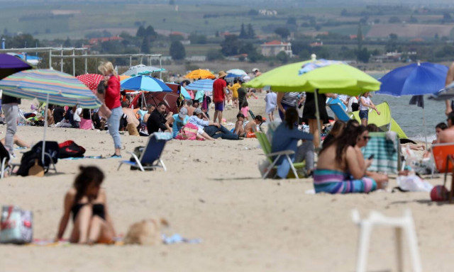 Μπάνιο με το τετραγωνικό: Ανοίγουν 515 οργανωμένες παραλίες εν μέσω καύσωνα - Όλο το σχέδιο