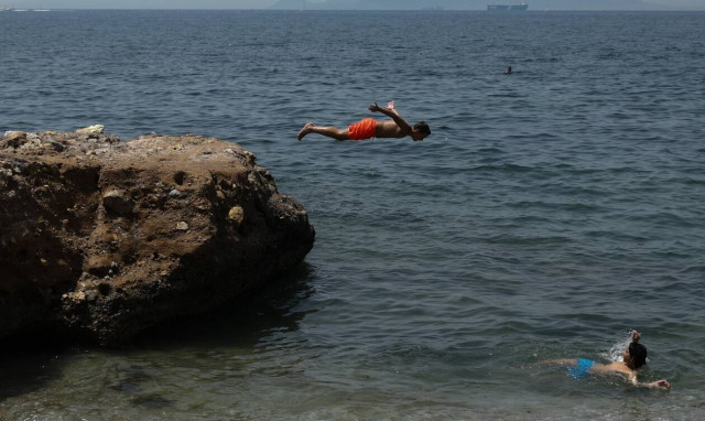 Καιρός: «Καμίνι» η χώρα τα επόμενα 24ωρα - Οι περιοχές που θα... λιώσουν (ΧΑΡΤΕΣ)