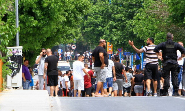 Άγρια επεισόδια στη Λάρισα στον οικισμό των Ρομά – Δείτε φωτογραφίες από τις συγκρούσεις