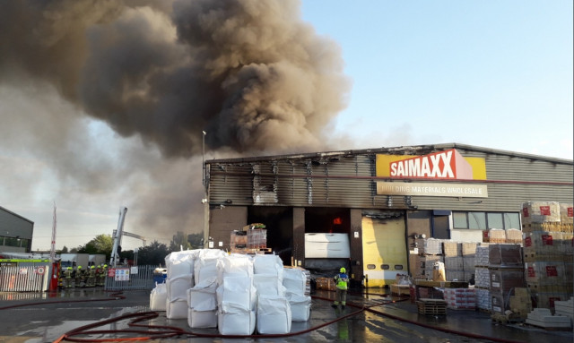 Τεράστιο σύννεφο μαύρου καπνού από πυρκαγιά κάλυψε περιοχή του Λονδίνου