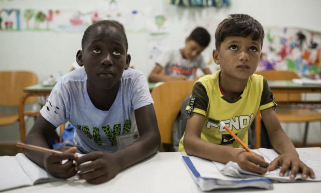 Πρόσφυγες και μετανάστες ενημερώνονται μέσω podcast για τον κορονοϊό