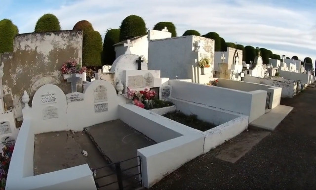 Χιλή: Μπροστά στην προέλαση της πανδημίας του κορονοϊού, οι νεκροθαύτες καθαρίζουν χιλιάδες τάφους