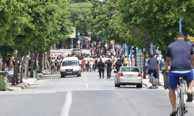 Κορονοϊός Λάρισα: Επίθεση σε αυτοκίνητο που μετέφερε τον Περιφερειάρχη στη Νέα Σμύρνη (pics)