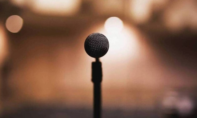 Θλίψη: Πέθανε γνωστός τραγουδιστής