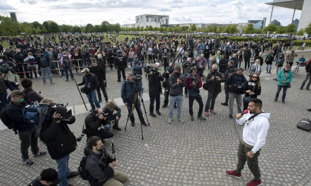 Κορονοϊός Γερμανία: Χιλιάδες άνθρωποι στους δρόμους κατά των περιοριστικών μέτρων 