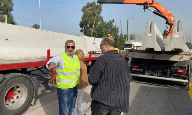 Αυτοψία Πατούλη στον Σκαραμαγκά, στο έργο τοποθέτησης στηθαίων ασφαλείας