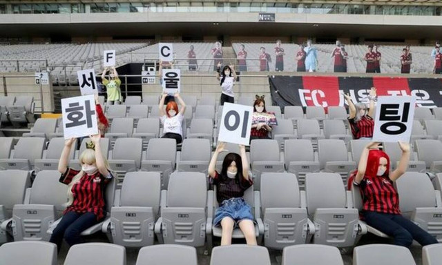 Χαμός σε γήπεδο: Δείτε με τι γέμισαν την εξέδρα