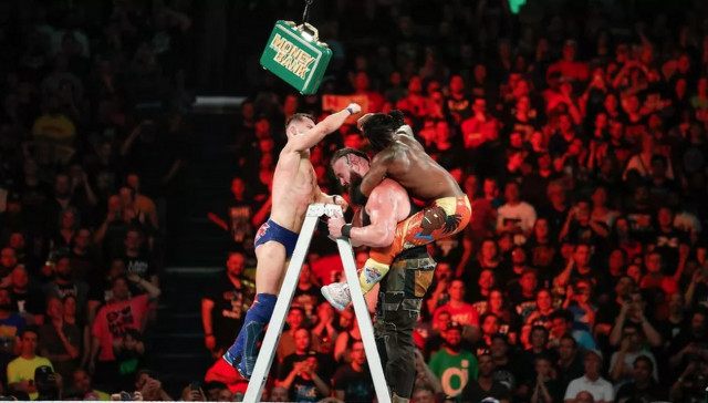 Αγνοείται πρώην αστέρας του WWE - Πήγε για κολύμπι με τον γιο του