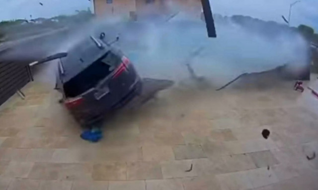 Τρομακτικό τροχαίο: Αυτοκίνητο «καρφώνεται» σε πισίνα