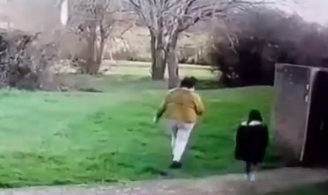 Η σοκαριστική στιγμή που 33χρονη απαγάγει 5χρονη από παιδική χαρά