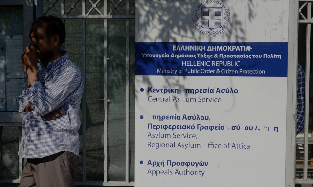 Άρση μέτρων: Πανικός έξω από την Υπηρεσία Ασύλου - Μετανάστες συνωστίστηκαν στην Κατεχάκη (vid)