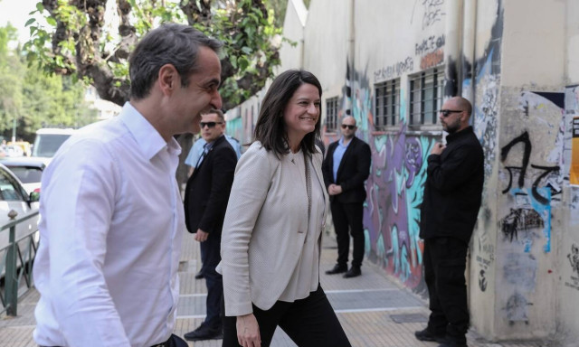 Στο 7ο Γυμνάσιο Αθηνών ο Μητσοτάκης - Συνομίλησε με μαθητές και καθηγητές (pics)