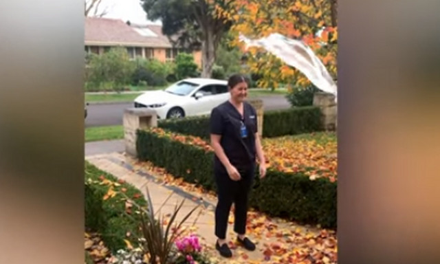 Θα… κλάψεις: Δείτε τι κάνει νοσοκόμα πριν μπει στο σπίτι της (pics)