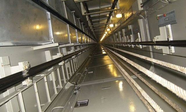 Δείτε τι προσπάθησαν να βάλουν στο ασανσέρ - Σώθηκαν από θαύμα (pics&vid)