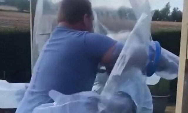 Κορονοϊός - Βρετανία: Απίθανη πατέντα για να αγκαλιάσει τη γιαγιά του