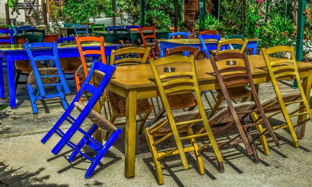 Έρχονται μειώσεις ΦΠΑ: Πού θα «πέσει» από 24% σε 13% - Τι θα ισχύσει με καταλύματα και μεταφορές