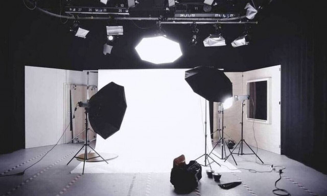 ΤΩΡΑ: Δείτε ποια πασίγνωστη Ελληνίδα παρουσιάστρια μπήκε στο μαιευτήριο για να γεννήσει