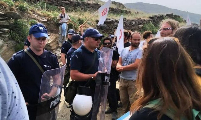 Τήνος: Διαδηλωτές που διαμαρτύρονταν για την εγκατάσταση ανεμογεννητριών καταγγέλουν επίθεση από ΜΑΤ