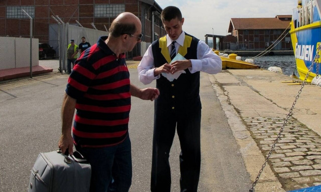 Μειώνονται ο ΦΠΑ στα εισιτήρια και η προκαταβολή φόρου