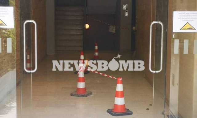 Φρίκη στην Καλλιθέα: Της έριξαν βιτριόλι στο πρόσωπο - Οι πρώτες εικόνες από το σημείο