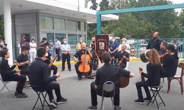 Θεσσαλονίκη: Πόντιοι «ευχαρίστησαν» τους εργαζόμενους του ΑΧΕΠΑ με τραγούδια και λύρα 