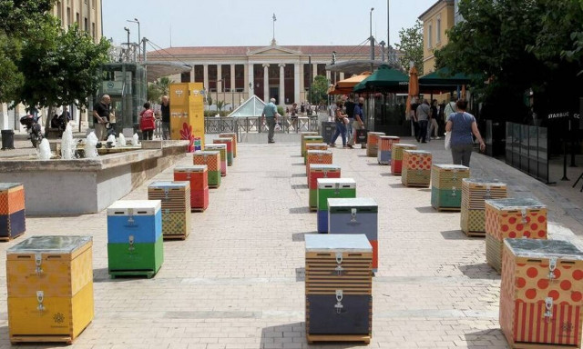 Γιατί γέμισε μελίσσια η Πλατεία Κοραή;