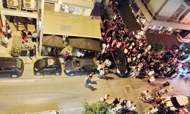 Θεσσαλονίκη: Συγχρωτισμός έξω από μπαρ με take away ποτά στο κέντρο της πόλης