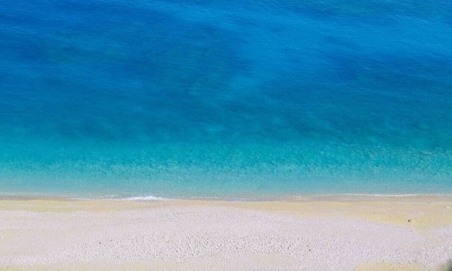 Γαλάζιες σημαίες 2020: Αυτές είναι οι πιο καθαρές παραλίες της Αττικής