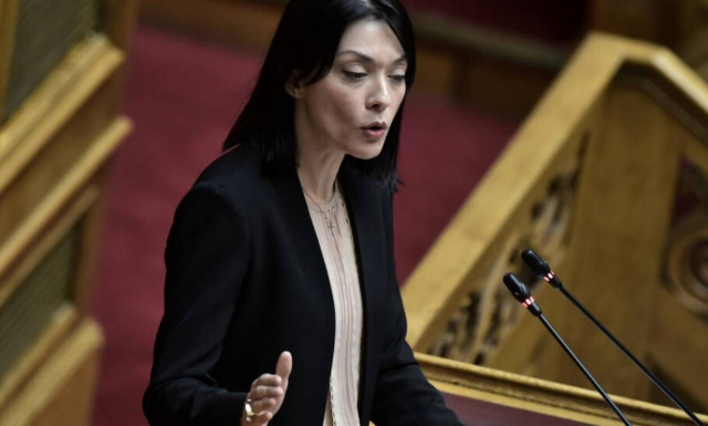 Απόλαυση η Νάντια στη Βουλή με τα «γαλλικά» της