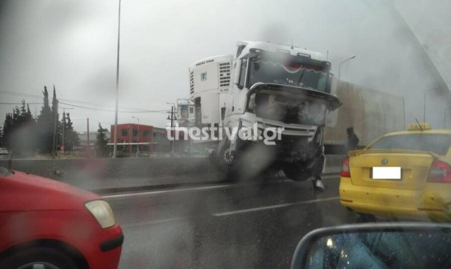 Δίπλωσε νταλίκα στο Δερβένι - Κλειστό το ρεύμα εξόδου από Θεσσαλονίκη (pics)