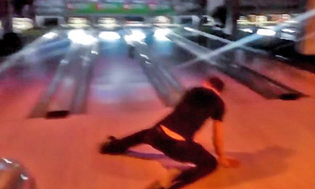 Μεθυσμένος παίζει μπόουλινγκ και… γελάει το σύμπαν! (vid)