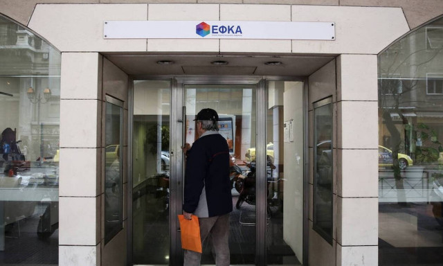 Κορονοϊός: «Καθίζηση» στα έσοδα από ασφαλιστικές εισφορές προκαλεί η πανδημία
