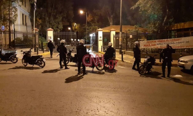 Άγνωστοι πυρπόλησαν οχήματα στην Ευελπίδων