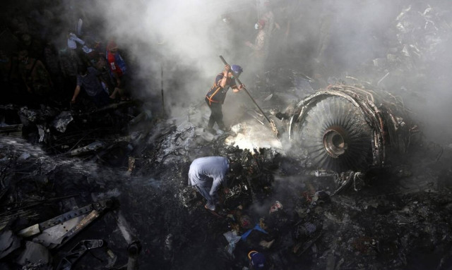 Συντριβή αεροσκάφους στο Πακιστάν: Εντοπίστηκαν τα δύο «μαύρα» κουτιά (vid)