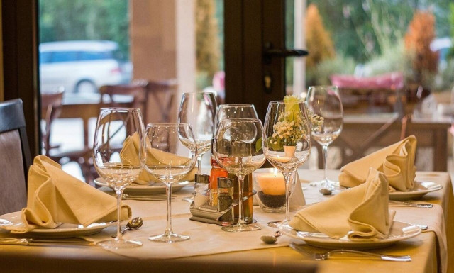 Άρση μέτρων: Πότε ανοίγουν οι εσωτερικοί χώροι σε καφέ και εστιατόρια - Όλοι οι νέοι κανονες