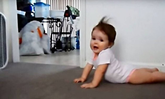 Μωράκι ποζάρει σαν σούπερ μόντελ μπροστά στον ανεμιστήρα! (vid)