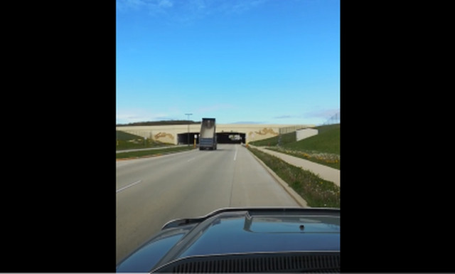 «Μυθικός» φορτηγατζής: Ξέχασε να κατεβάσει την καρότσα και πήγε να περάσει κάτω από γέφυρα...( vid)