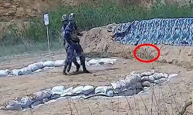 Τον σώζει τελευταία στιγμή από έκρηξη χειροβομβίδας (vid)