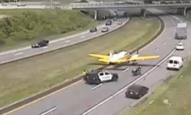 Δείτε αεροπλάνο να κάνει αναγκαστική προσγείωση σε αυτοκινητόδρομο