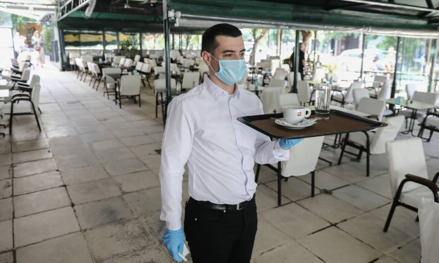 Άρση μέτρων: Χαμός στις καφετέριες - «Μασκοφόροι» σερβιτόροι, αποστάσεις και αντισηπτικά