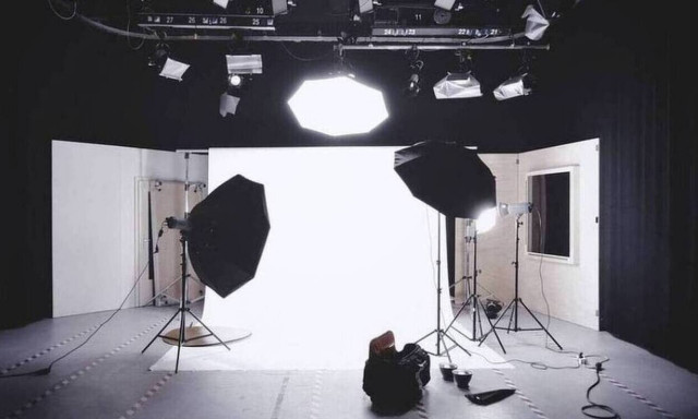 Χαμός σε ζωντανή σύνδεση: «Πάγωσε» ο πολιτικός - Τι συνέβη σε συνέντευξη (pics)