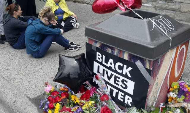 ΗΠΑ: Κατακραυγή για τον φρικτό θάνατο ενός Αφροαμερικανού κατά τη σύλληψή του από δύο αστυνομικούς