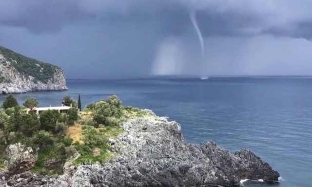 Εύβοια: Εντυπωσιακό βίντεο με υδροσίφωνα στον Λιμνιώνα (vid)